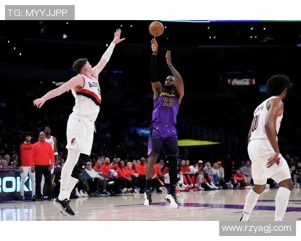 八村塁精准长传詹姆斯迅速接球换手上篮展现默契配合 八村塁精准长传詹姆斯迅速接球换手上篮展现默契配合