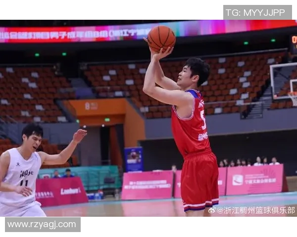 浙江男篮田径场全力训练 球员跑动状态大曝光